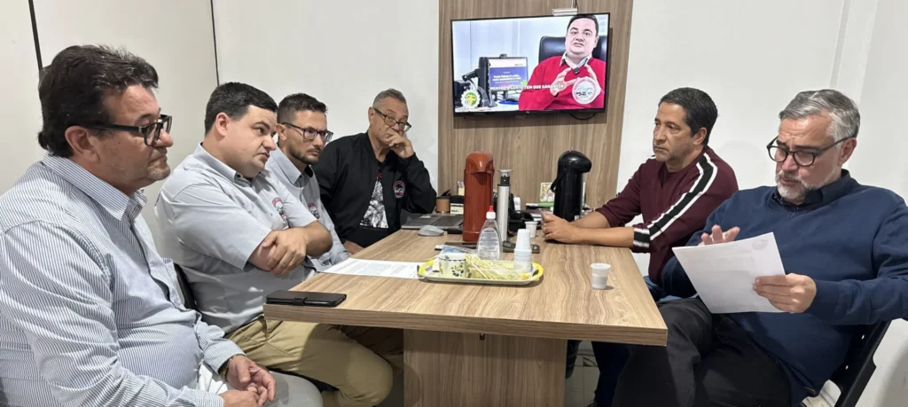 DEPUTADO E LÍDER DO GOVERNO PAULO PIMENTA DIALOGA COM O SINDICATO SOBRE GARANTIAS À CATEGORIA FRENTE AO DEBATE DA TARIFA ZERO NO BRASIL