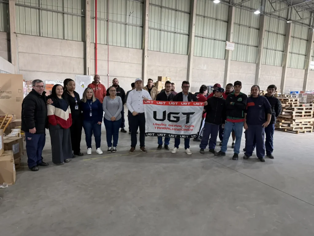 REUNIDAS CARGAS: TRABALHADORES APROVAM GREVE POR TEMPO INDETERMINADO
